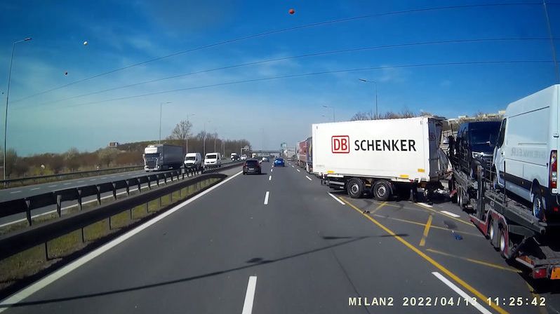 Na D1 v Praze se střetly dva kamiony, náraz zachytila kamera